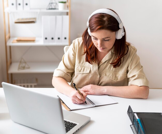 Vrouw op het werk met videogesprek op laptop