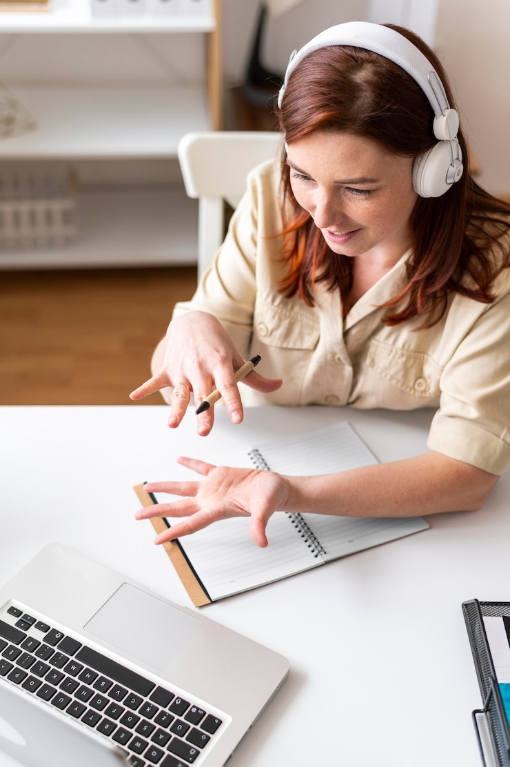 Gratis Foto vrouw op het werk met videogesprek op laptop