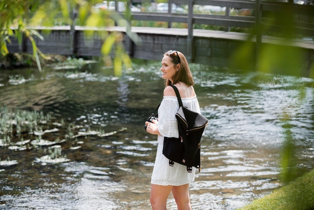 Gratis foto vrouw op reis in een witte schattige jurk