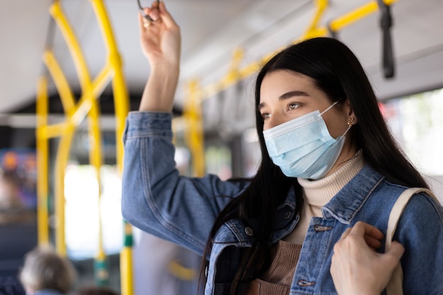 Vrouw op reis met masker