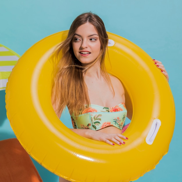 Vrouw op strand met redder in nood