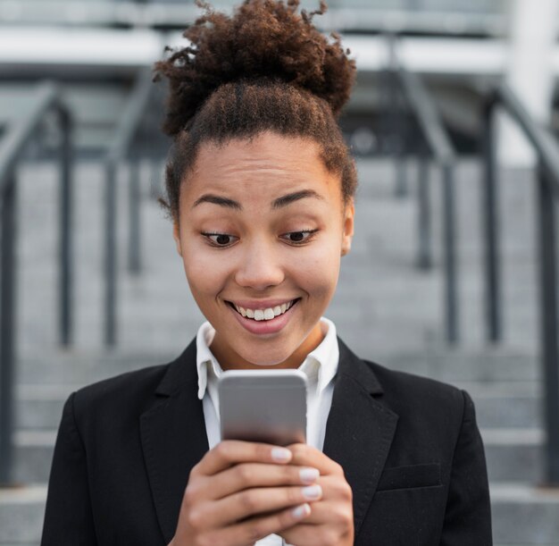 Vrouw op telefoon in dichte omhooggaand