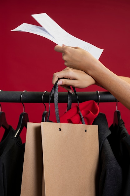 Vrouw op zoek naar nieuwe kleding