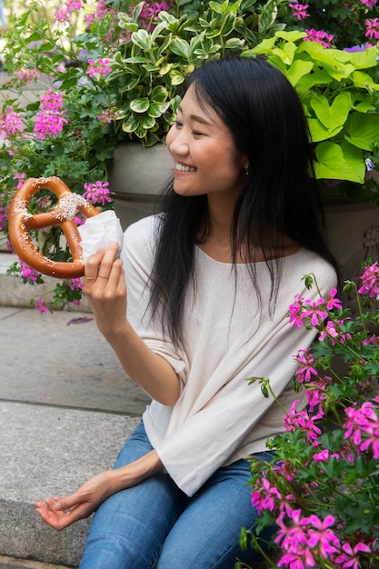 Gratis foto vrouw plezier op food festival