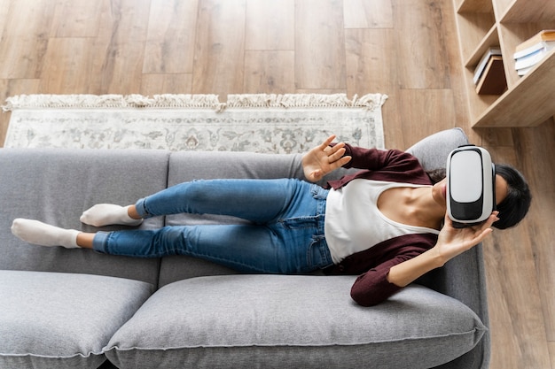 Vrouw plezier thuis op de Bank met virtual reality headset