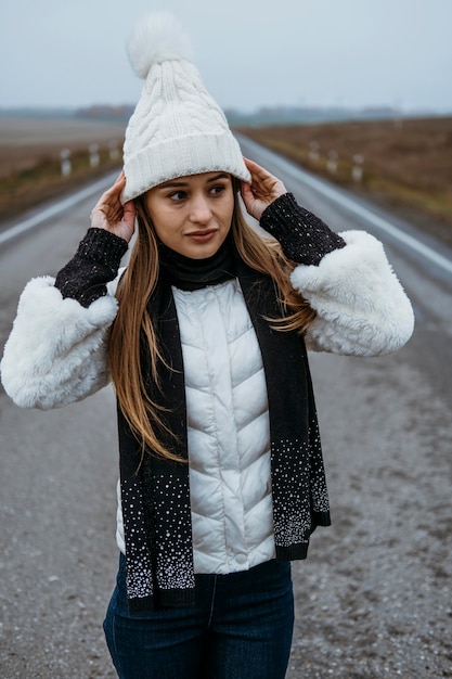 Gratis foto vrouw poseren buiten op de weg