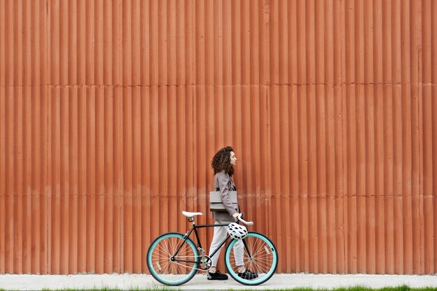 Vrouw poseren buitenshuis met fiets