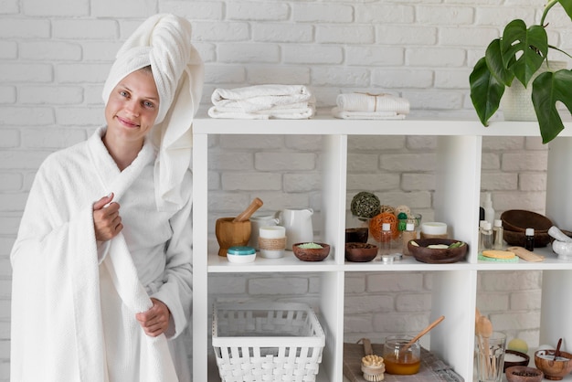 Gratis foto vrouw poseren in de buurt van natuurlijke ingrediënten