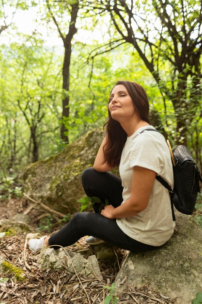 Vrouw poseren in de natuur met bomen