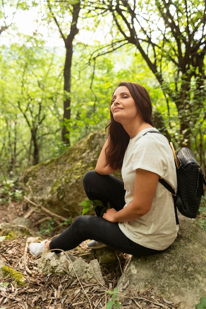 Vrouw poseren in de natuur met bomen