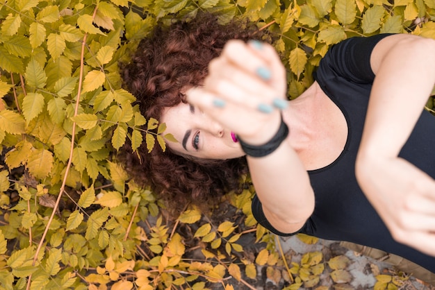 Vrouw poseren in de natuur