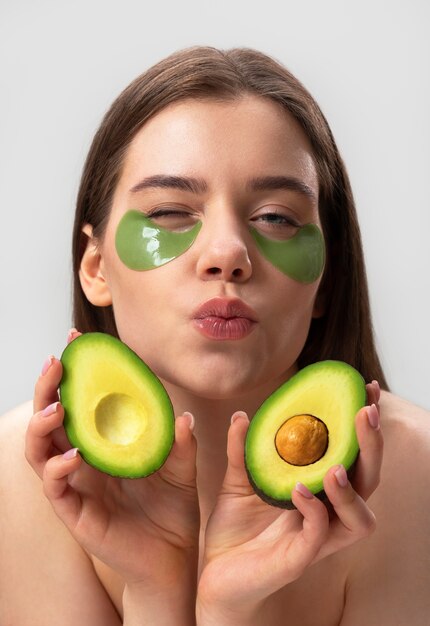 Vrouw poseren met avocado vooraanzicht