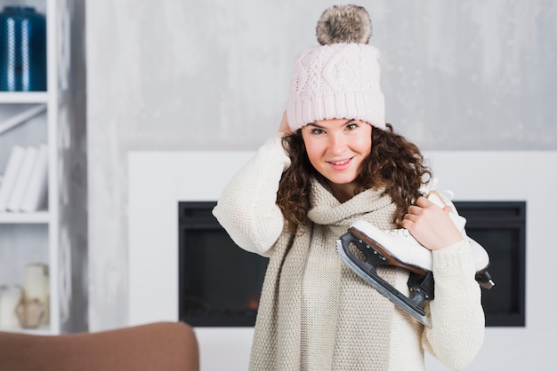 Vrouw poseren met ijs-of rolschaatsen