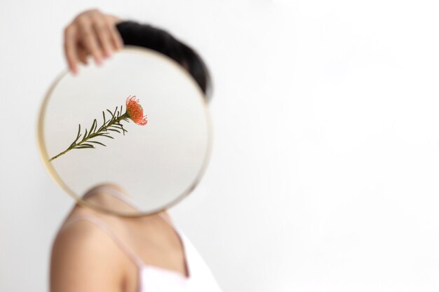 Vrouw poseren met spiegel