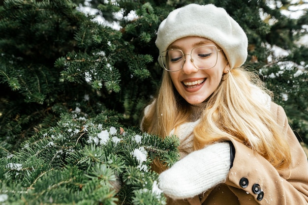 Vrouw poseren met vegetatie in het park in de winter