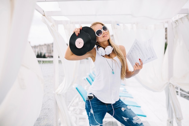 Vrouw poseren met vinylplaten