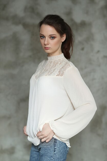 Vrouw poseren met witte blouse