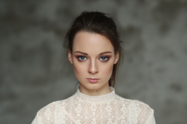 Vrouw poseren met witte blouse