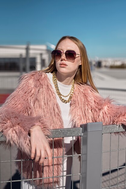Vrouw poseren met zonnebril medium shot