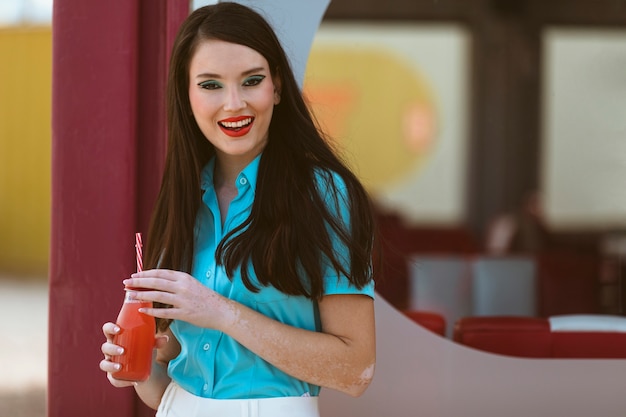 Vrouw poseren samen in retro stijl met drank