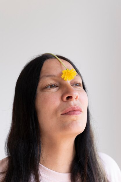 Vrouw poseren sensueel met een bloem