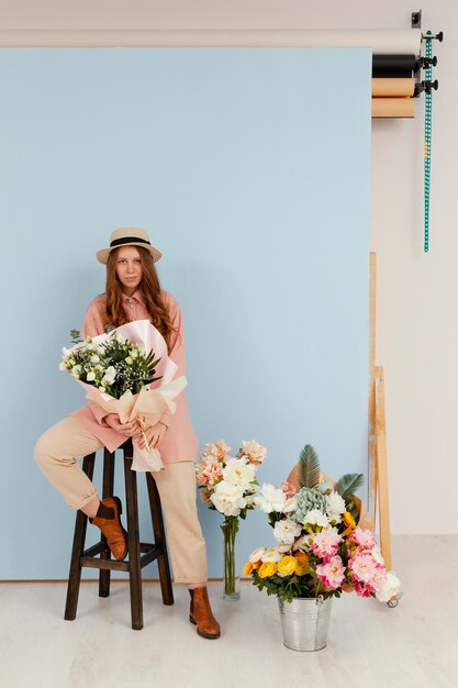 Vrouw poseren terwijl boeket van Lentebloemen met kopie ruimte