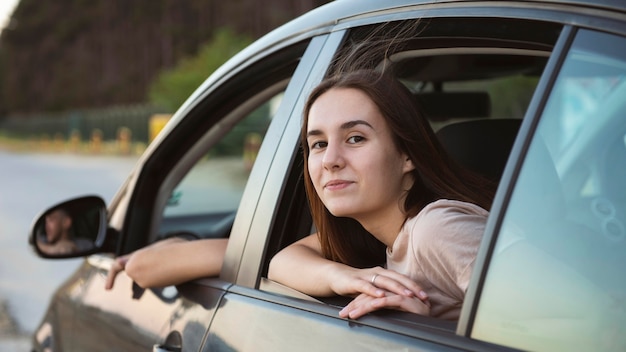 Gratis foto vrouw poseren uit het raam