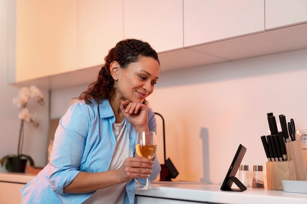 Vrouw praat met haar langeafstandsliefhebber