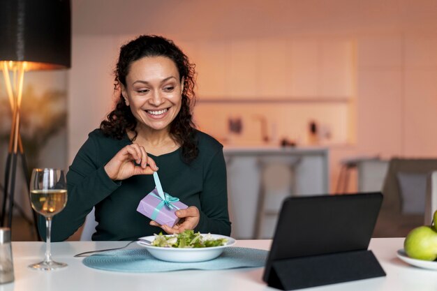 Vrouw praat met haar langeafstandsliefhebber