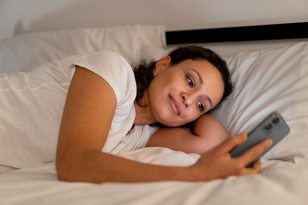 Vrouw praat met haar langeafstandsliefhebber