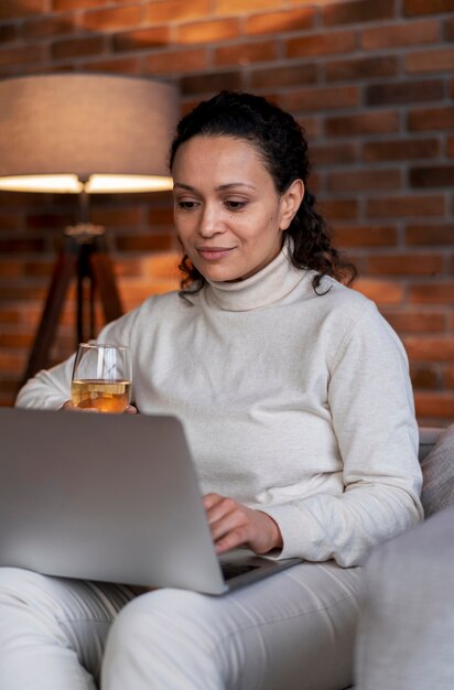 Vrouw praat met haar langeafstandsliefhebber