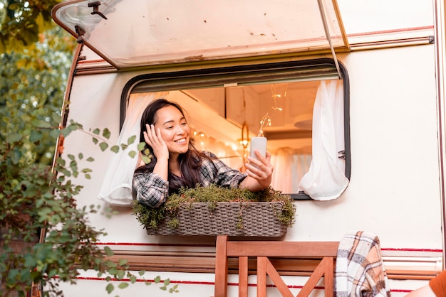 Gratis foto vrouw praten met haar vrienden op mobiele telefoon