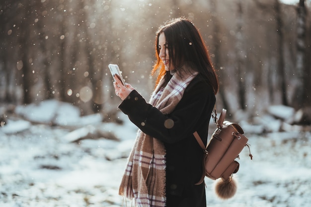 Vrouw praten op mobiele telefoon