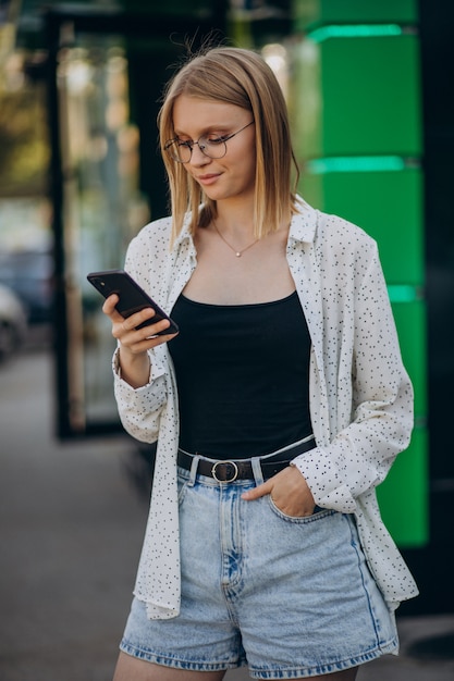 Vrouw praten over de telefoon buiten de straat