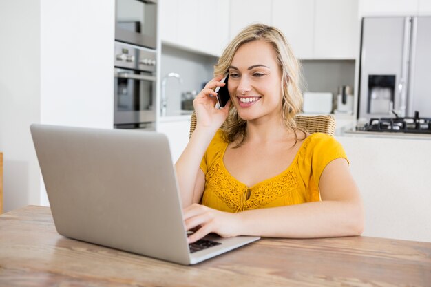 Vrouw praten over haar mobiele