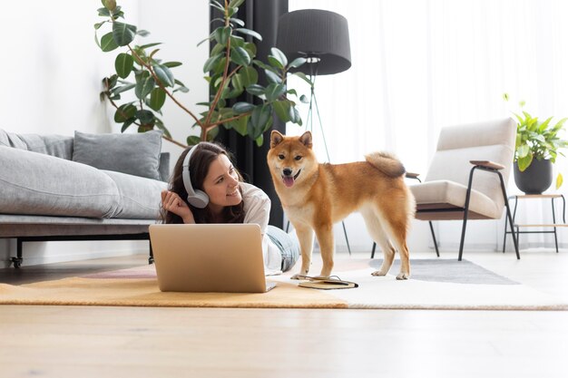 Vrouw probeert naast haar hond te werken