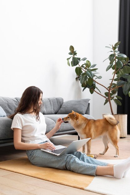 Vrouw probeert te werken met haar hond in de buurt work