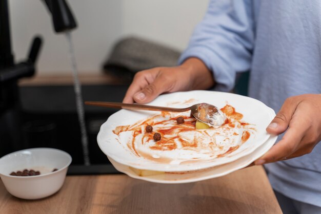 Vrouw probeert vuil huis schoon te maken