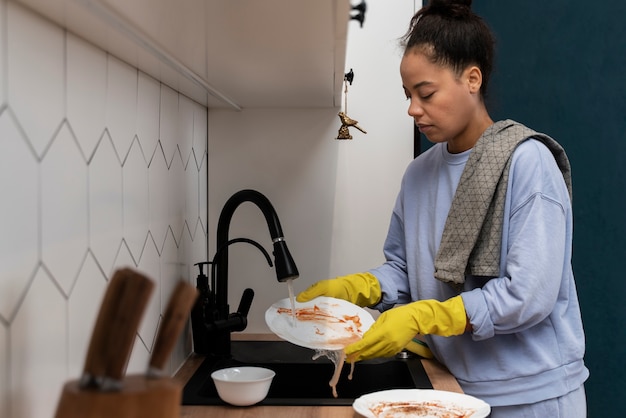 Vrouw probeert vuil huis schoon te maken