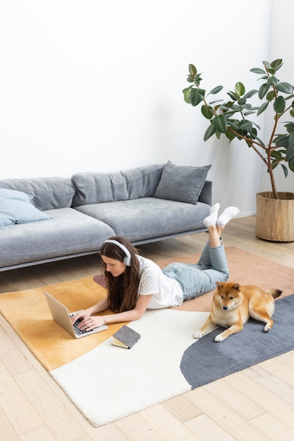 Vrouw probeert zich te concentreren naast haar hond