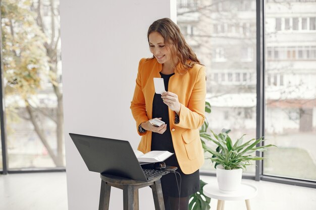 Vrouw professionele leraar. Bijlesdocent die vanuit huis werkt. Online lessen.