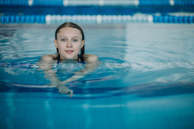 Vrouw professionele zwemmer in zwembad