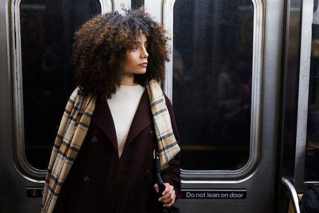 Vrouw reist met de metro in de stad