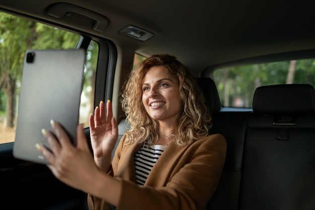 Vrouw reist met haar auto