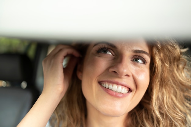 Vrouw reist met haar auto