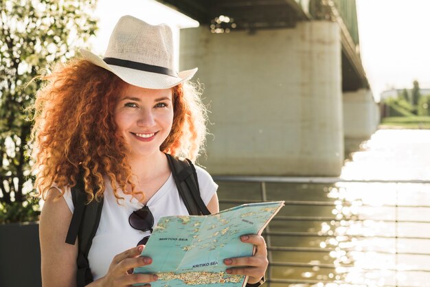 Vrouw reist rond de wereld