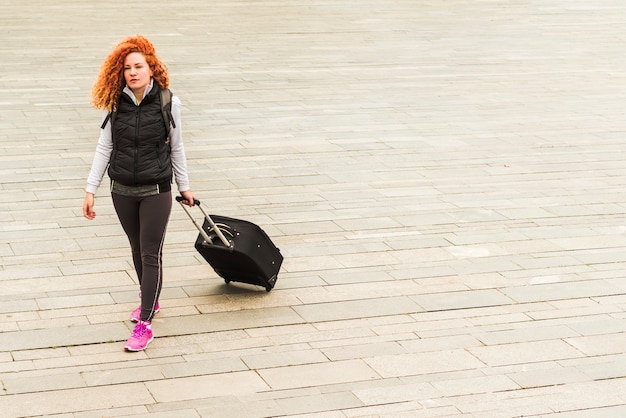 Vrouw reist rond de wereld