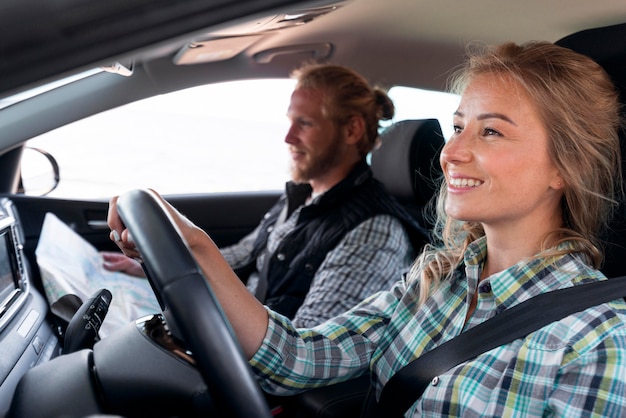 Vrouw rijden en op zoek naar een kampeerplaats