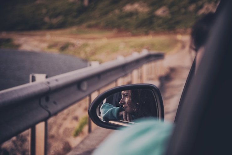 Vrouw rijden in de auto