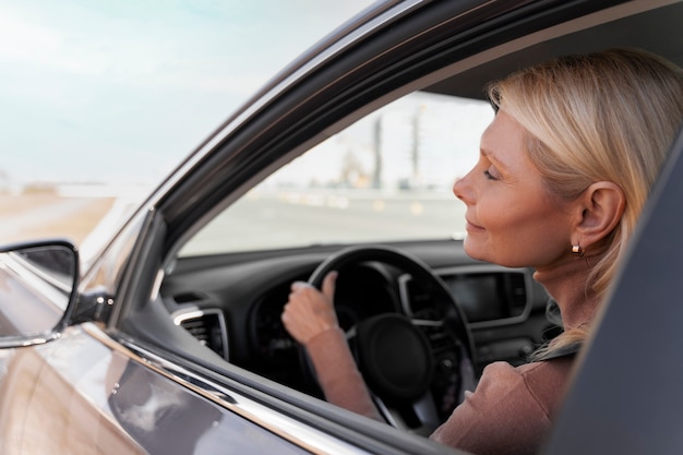 Vrouw rijdt auto voor test om rijbewijs te halen